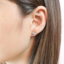 Load image into Gallery viewer, FEFD402_00 My First Diamond Illusion-setting Earrings
