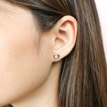 Load image into Gallery viewer, FEFD404_00 My First Diamond Illusion-setting Earrings
