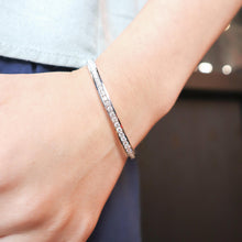 Load image into Gallery viewer, FGCS123_00 Classics Diamond Oval Bangle

