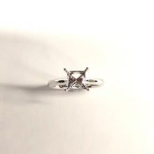 Load image into Gallery viewer, ZRST*13_00  Solitaire Ring Mounting
